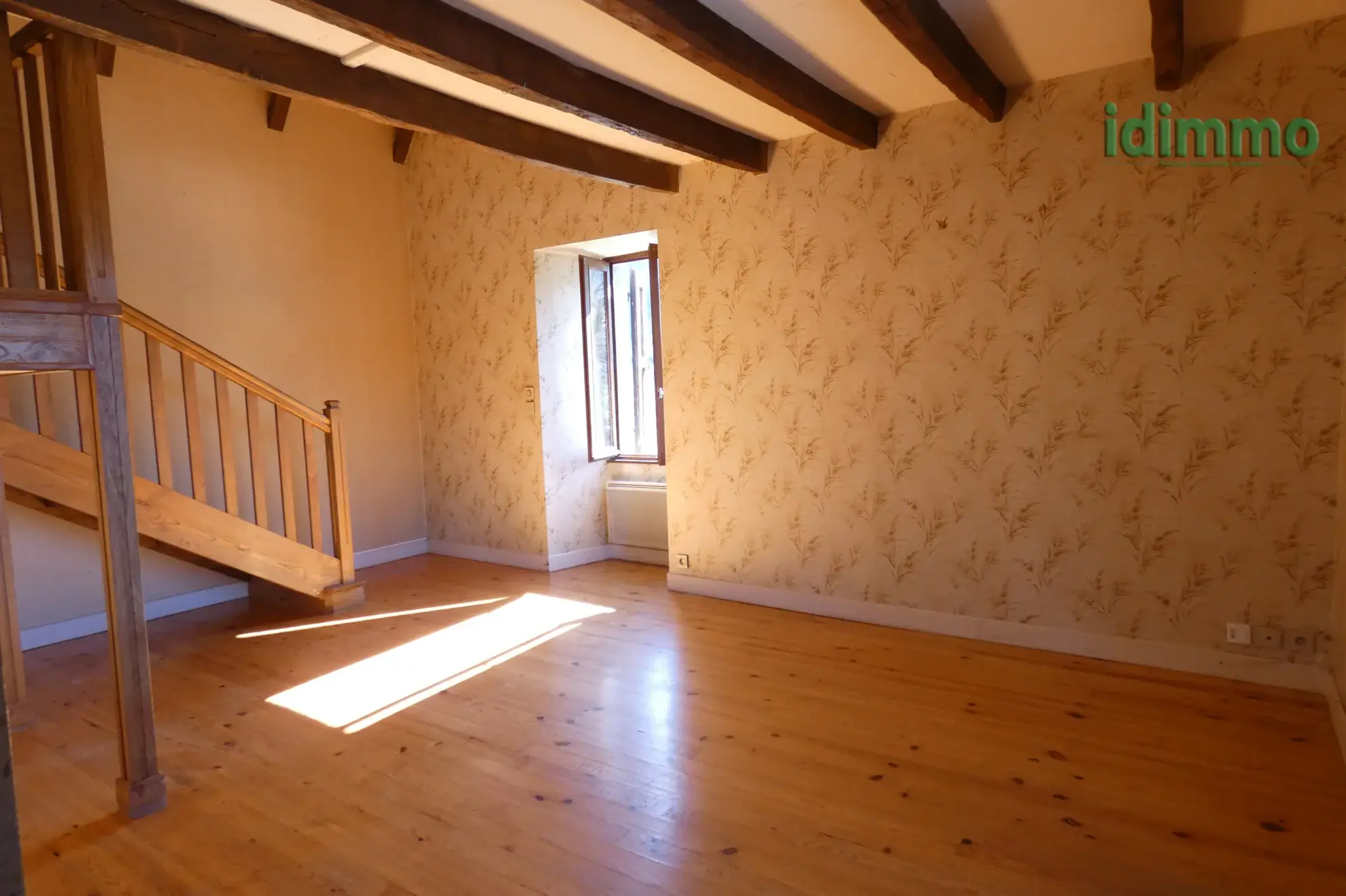 Maison auvergnate en pierre à Vezac avec terrain clos et proximité commerces 