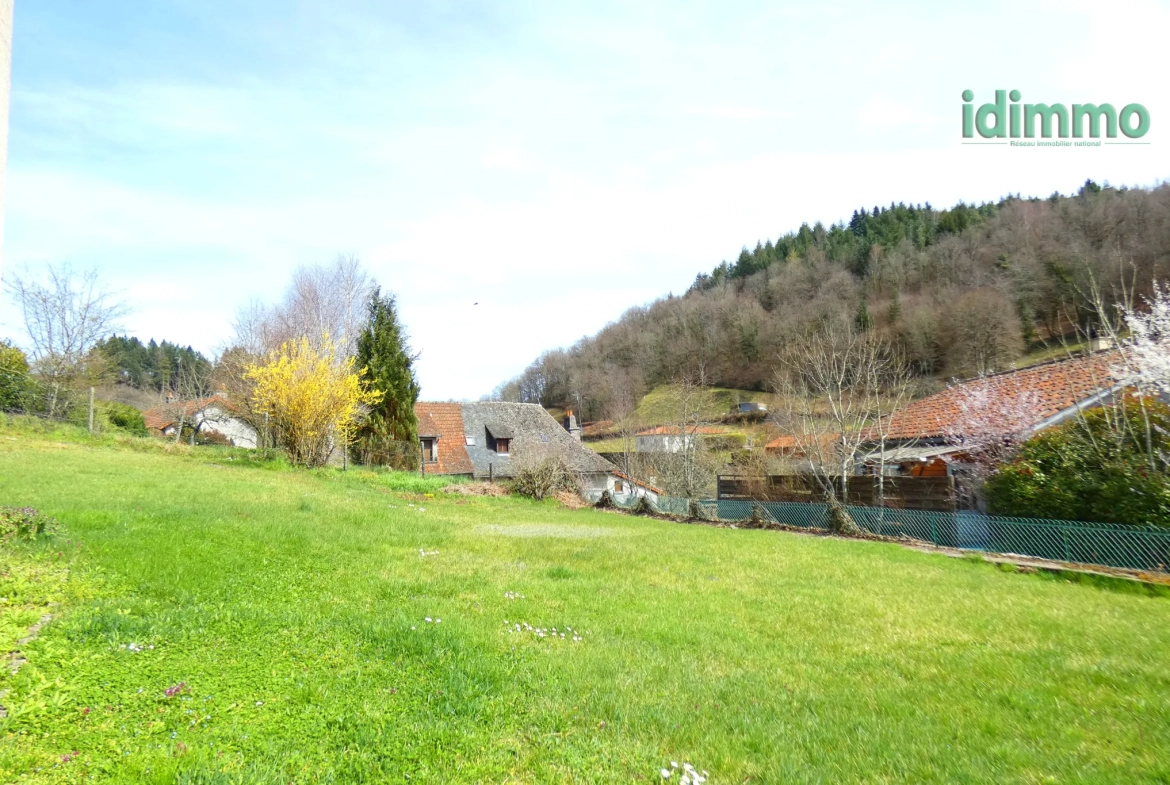Maison auvergnate en pierre à Vezac avec terrain clos et proximité commerces 