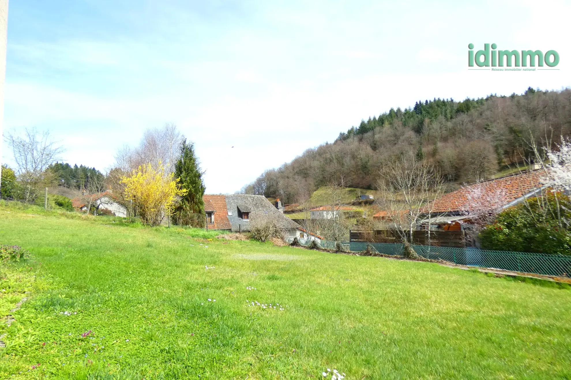 Maison auvergnate en pierre à Vezac avec terrain clos et proximité commerces 