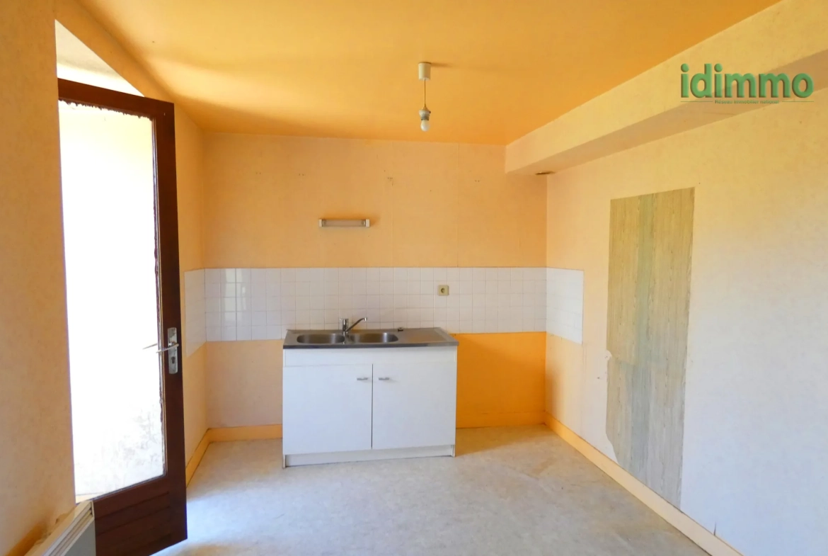 Maison auvergnate en pierre à Vezac avec terrain clos et proximité commerces 