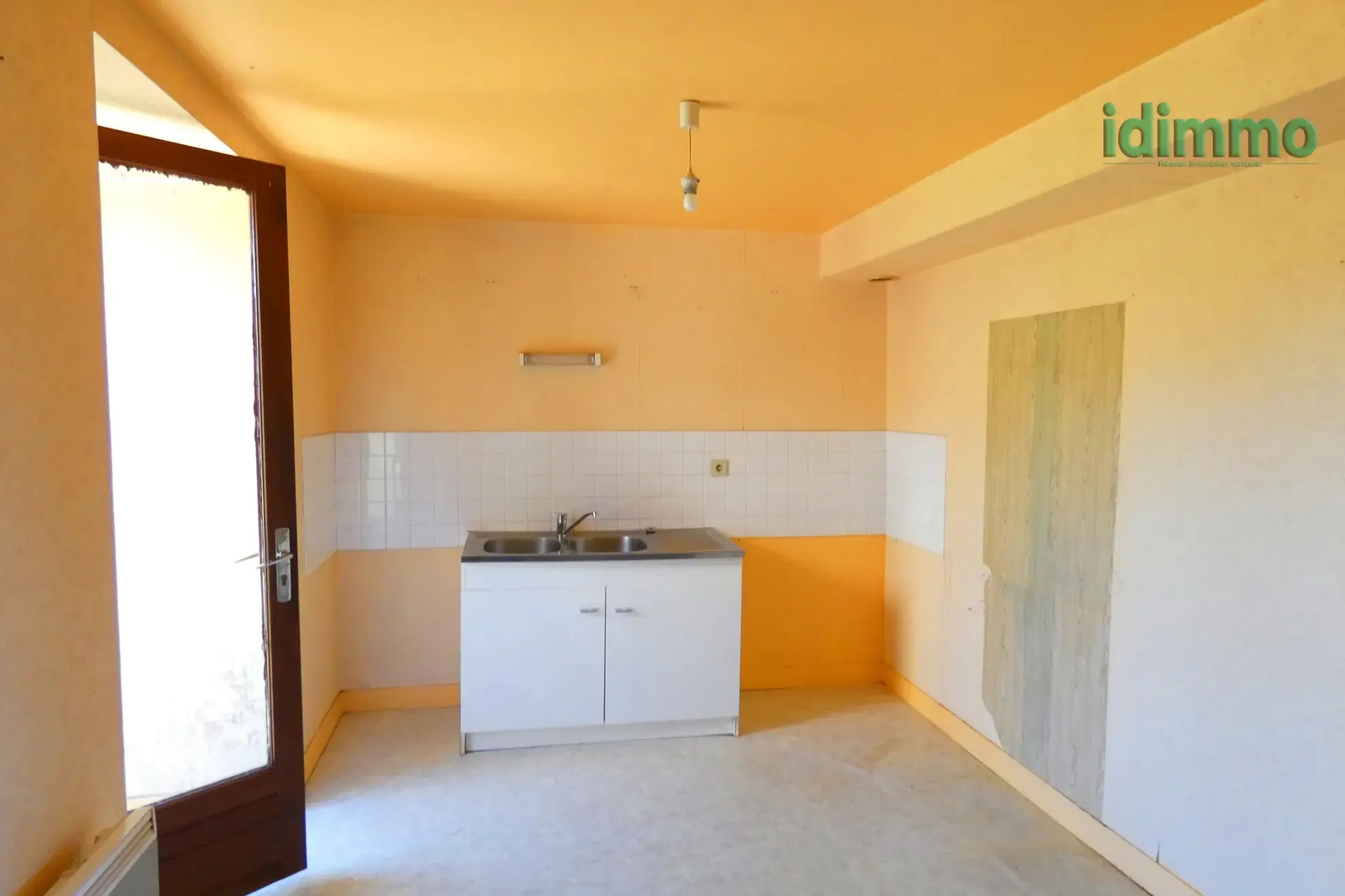 Maison auvergnate en pierre à Vezac avec terrain clos et proximité commerces 