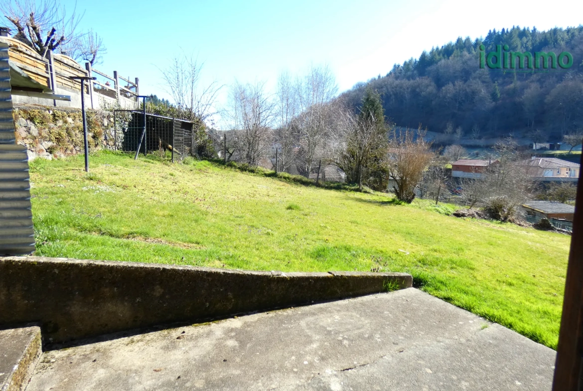 Maison auvergnate en pierre à Vezac avec terrain clos et proximité commerces 