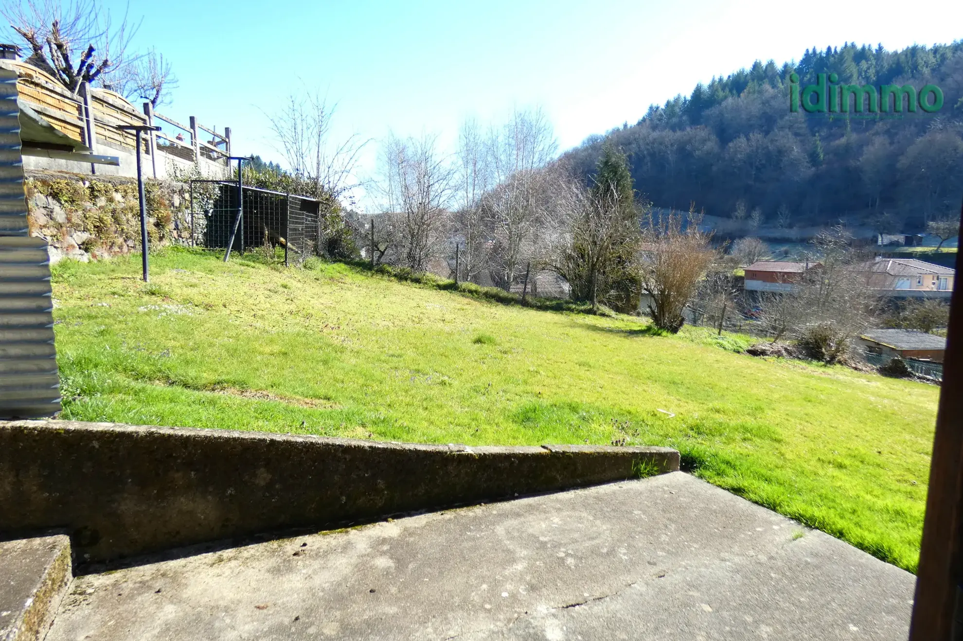 Maison auvergnate en pierre à Vezac avec terrain clos et proximité commerces 