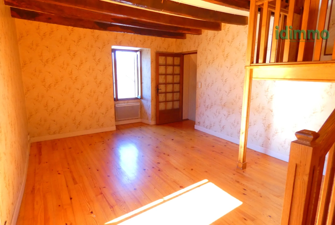 Maison auvergnate en pierre à Vezac avec terrain clos et proximité commerces 
