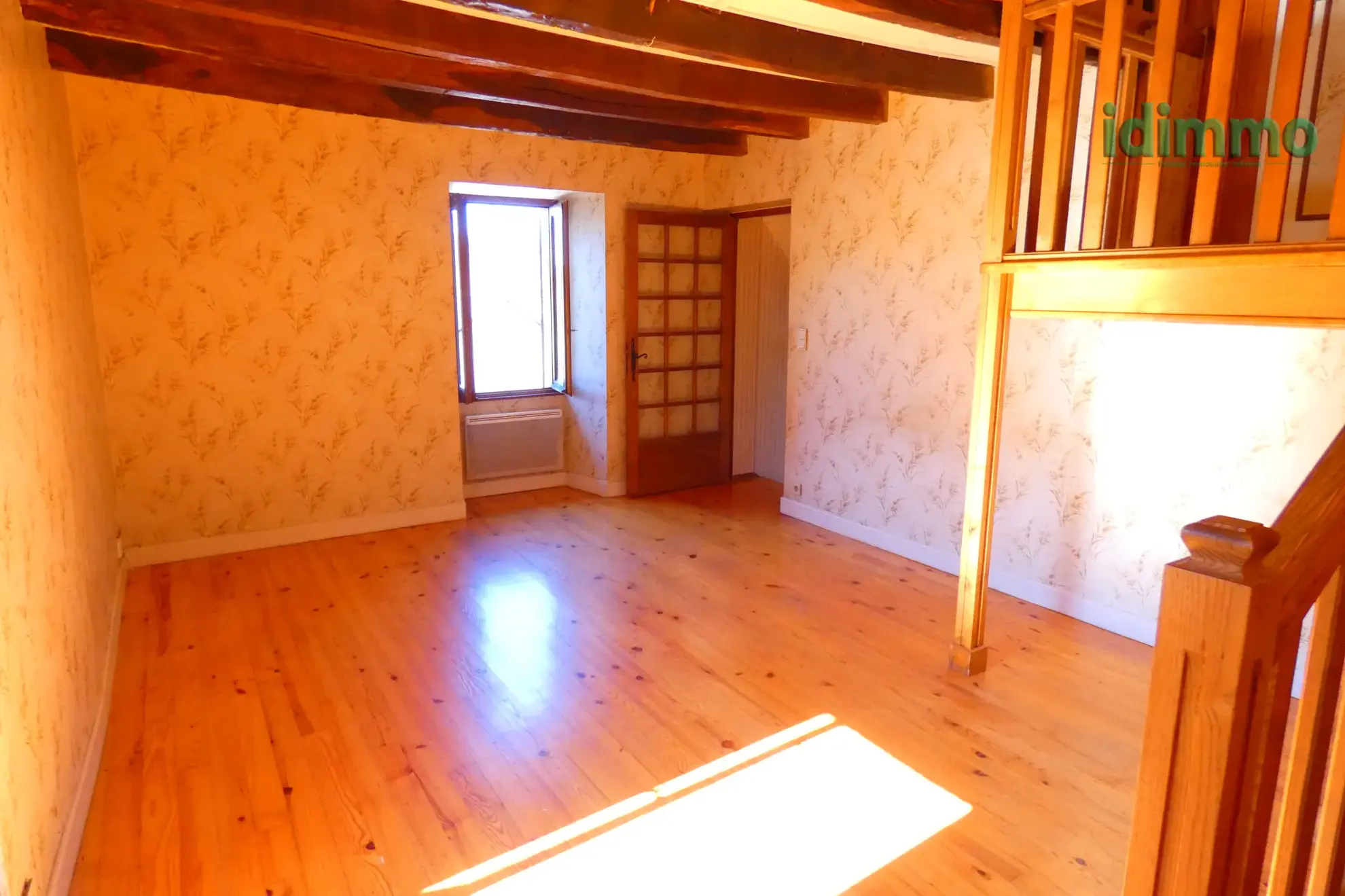 Maison auvergnate en pierre à Vezac avec terrain clos et proximité commerces 