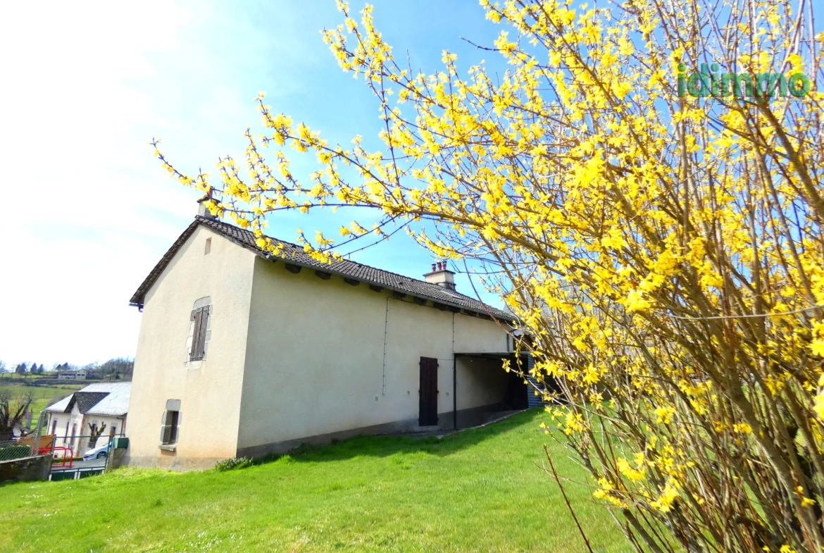 Maison auvergnate en pierre à Vezac avec terrain clos et proximité commerces 