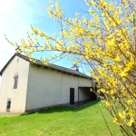 Maison auvergnate en pierre à Vezac avec terrain clos et proximité commerces