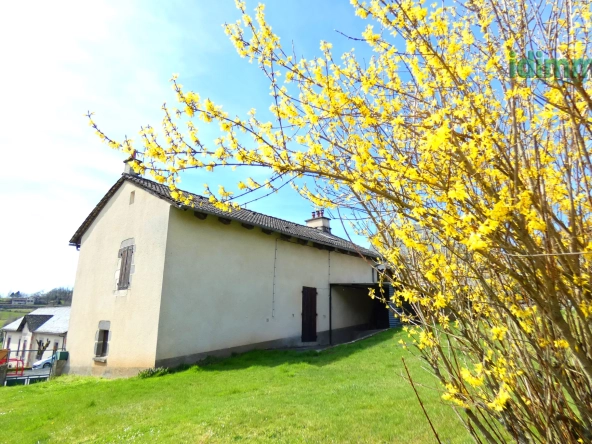 Maison auvergnate en pierre à Vezac avec terrain clos et proximité commerces