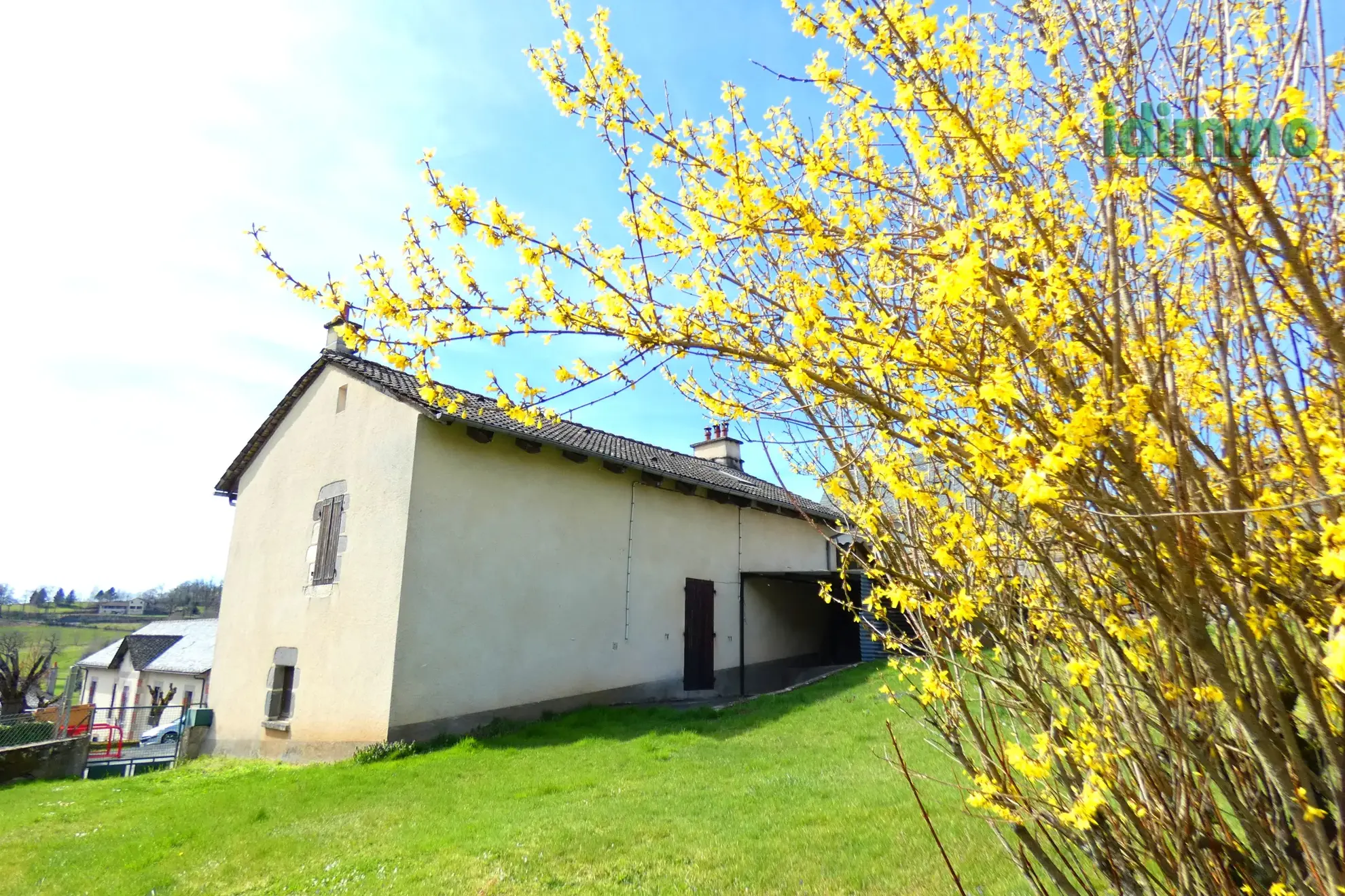 Maison auvergnate en pierre à Vezac avec terrain clos et proximité commerces 