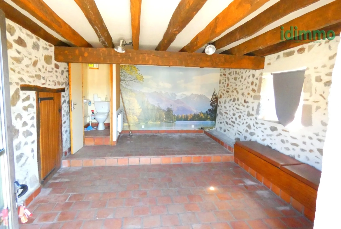 Maison auvergnate en pierre à Vezac avec terrain clos et proximité commerces 