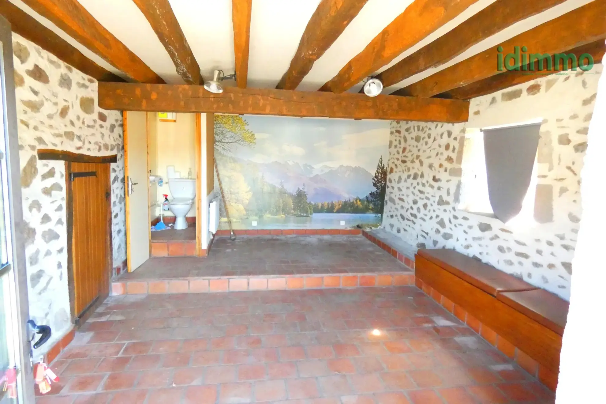 Maison auvergnate en pierre à Vezac avec terrain clos et proximité commerces 