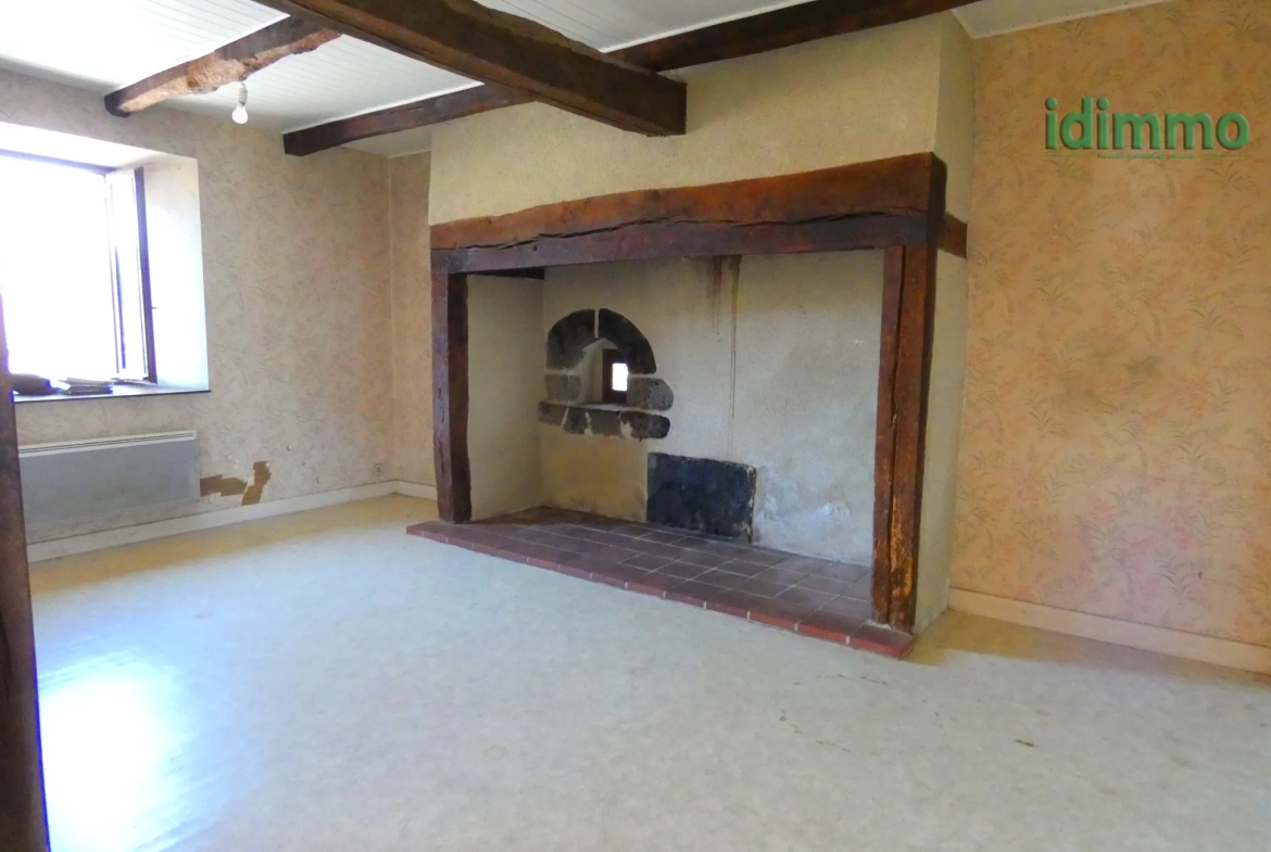 Maison auvergnate en pierre à Vezac avec terrain clos et proximité commerces 