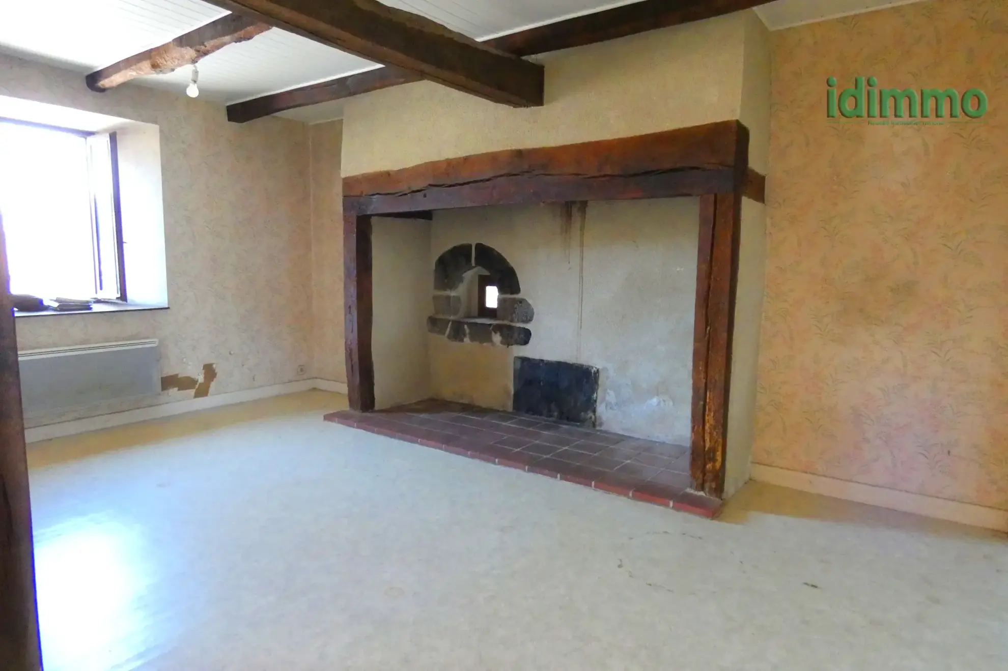 Maison auvergnate en pierre à Vezac avec terrain clos et proximité commerces 