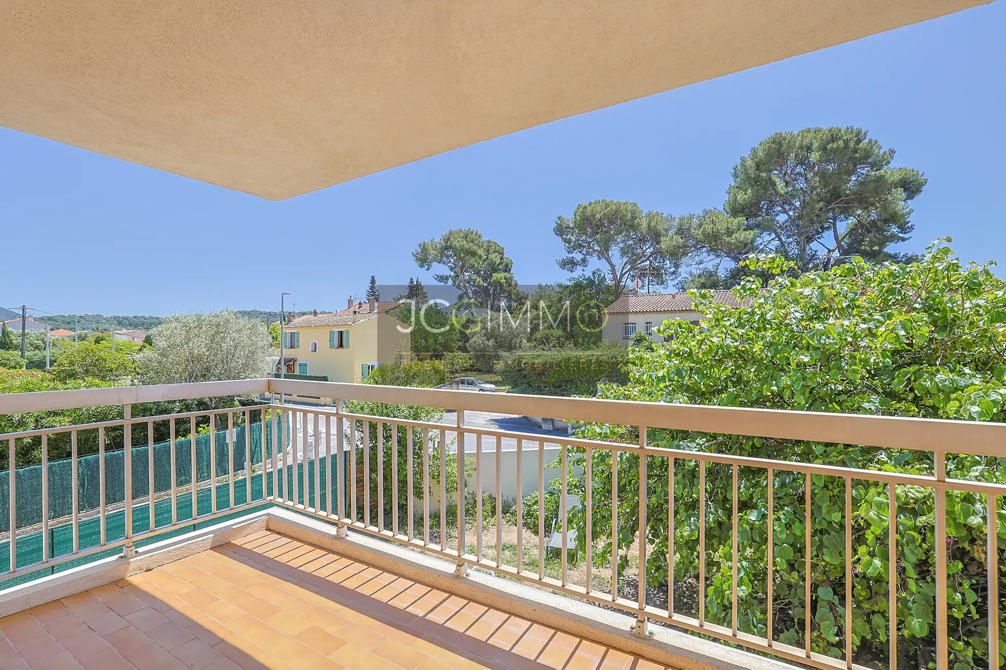 Appartement T3 au Pradet avec terrasse, garage et vue dégagée - Opportunité rare 