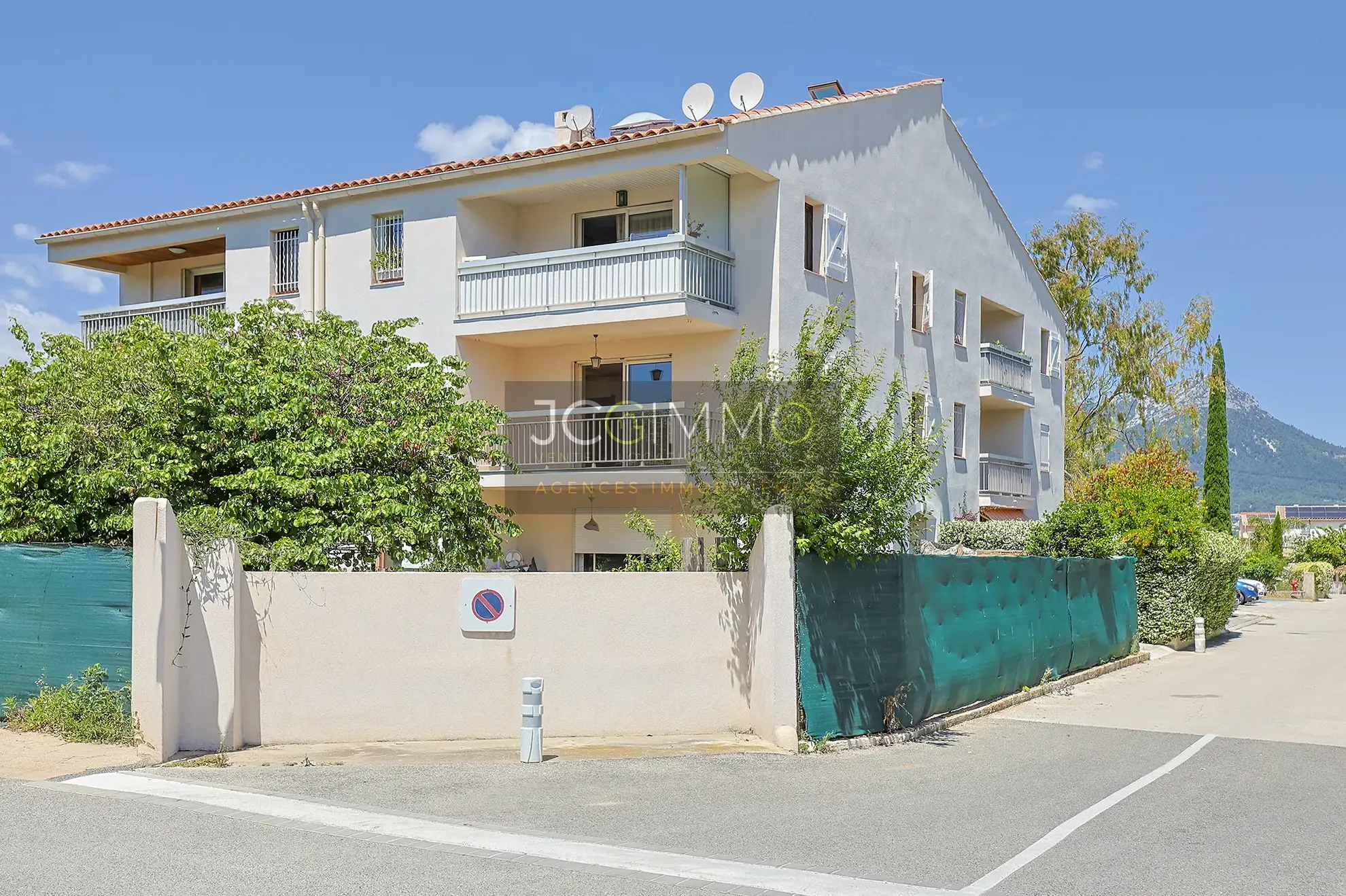 Appartement T3 au Pradet avec terrasse, garage et vue dégagée - Opportunité rare 