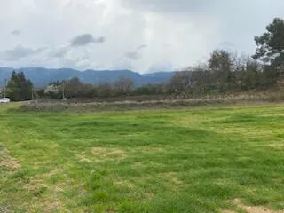 Magnifique terrain à Oppède avec vue sur le Lubéron - Constructible et paisible