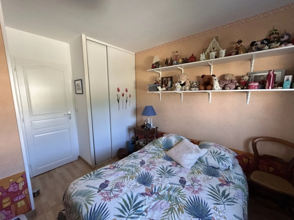 Maison de plain-pied à Bazas avec 3 chambres, terrasse et garage 
