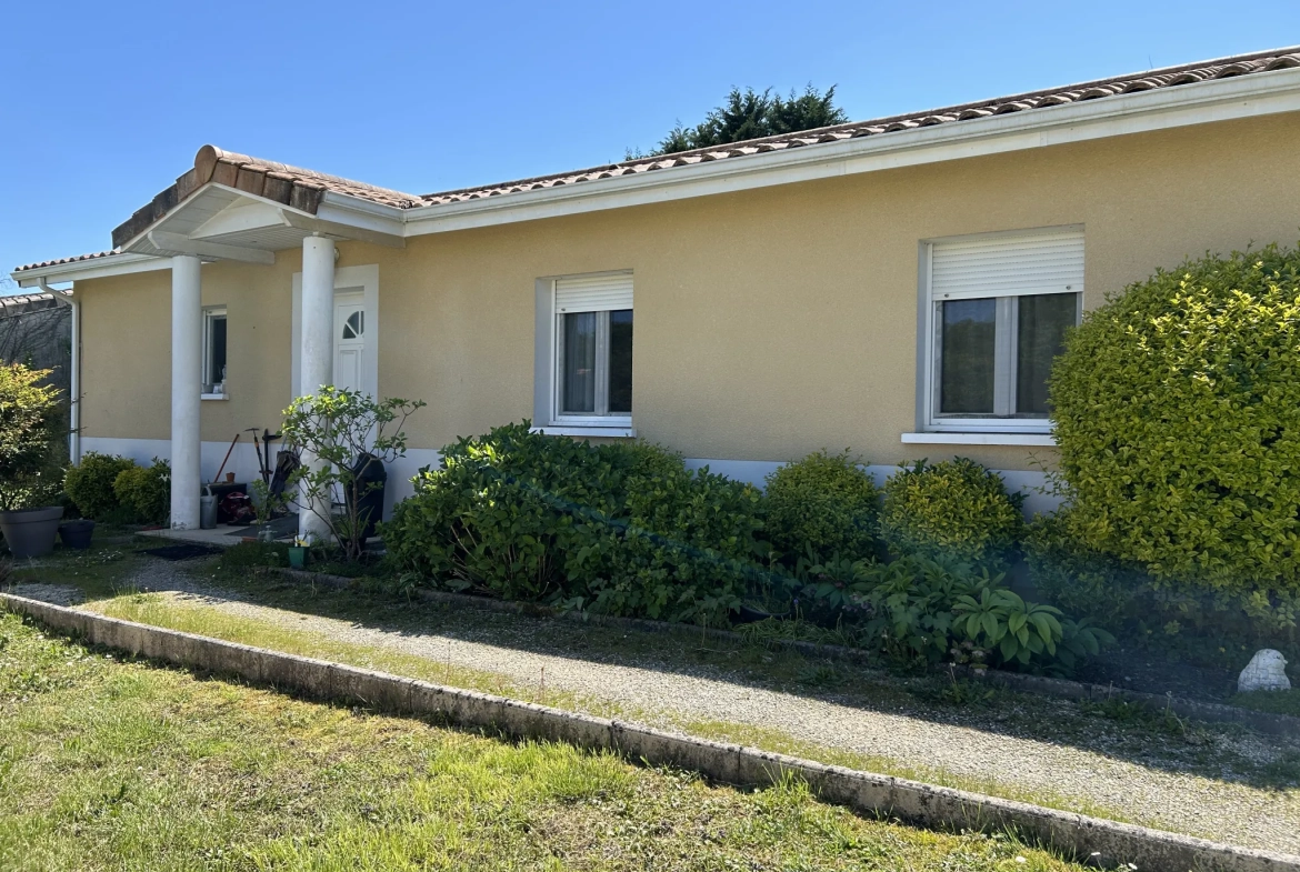 Maison de plain-pied à Bazas avec 3 chambres, terrasse et garage 