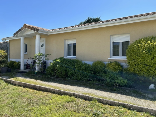Maison de plain-pied à Bazas avec 3 chambres, terrasse et garage 