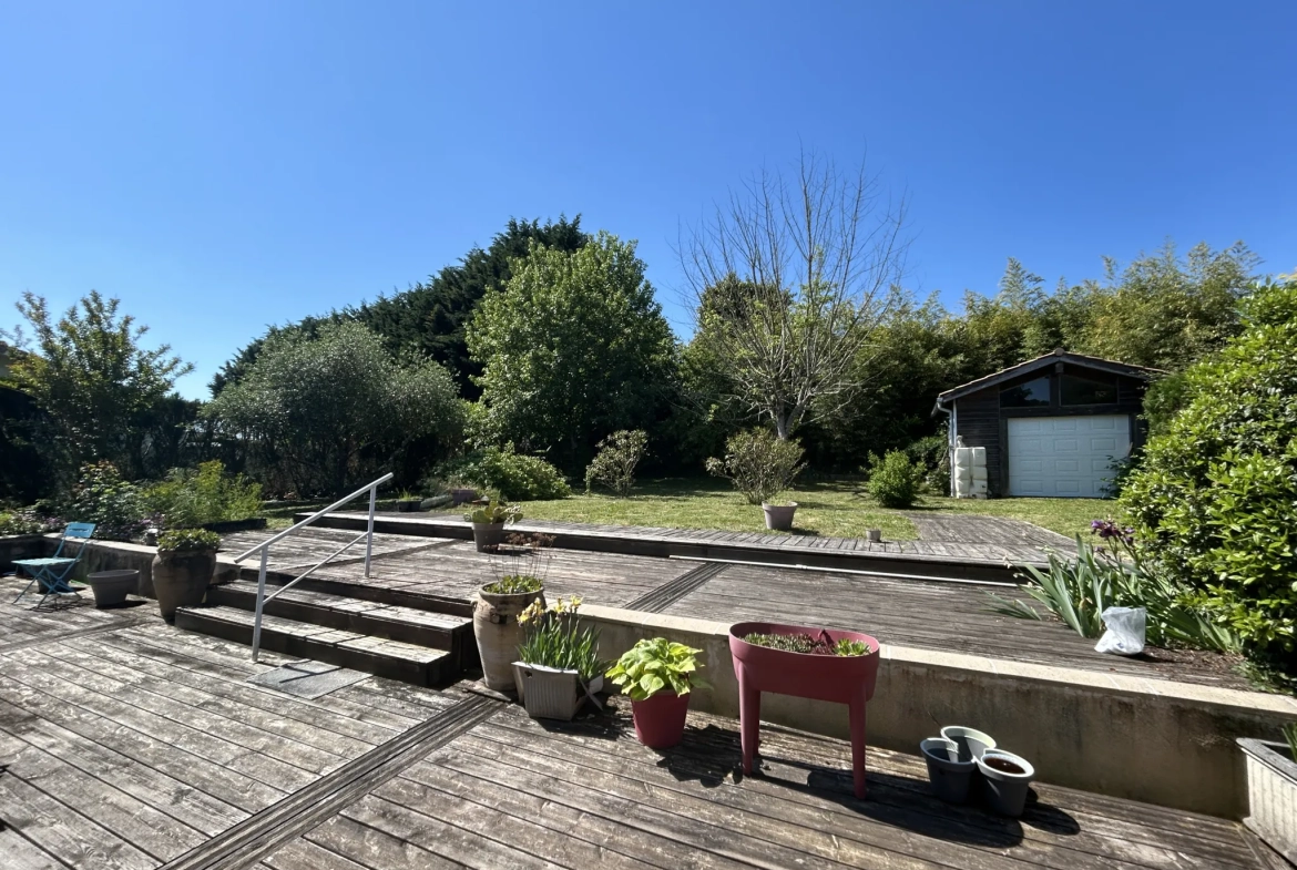 Maison de plain-pied à Bazas avec 3 chambres, terrasse et garage 