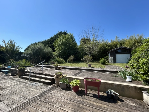 Maison de plain-pied à Bazas avec 3 chambres, terrasse et garage 