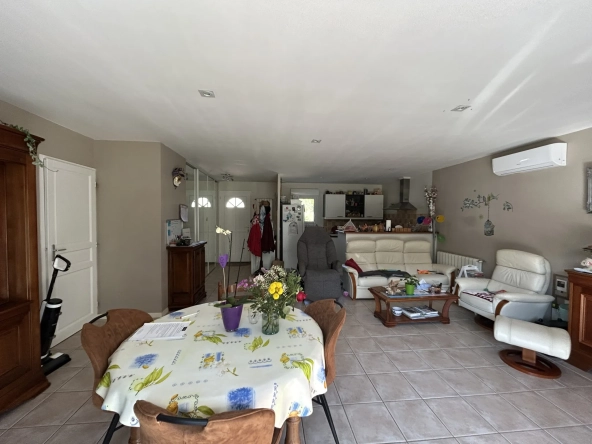 Maison de plain-pied à Bazas avec 3 chambres, terrasse et garage 