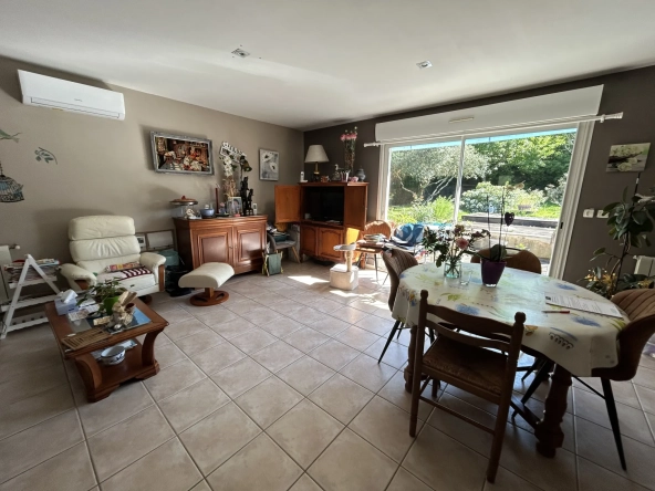 Maison de plain-pied à Bazas avec 3 chambres, terrasse et garage 