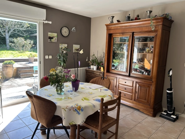 Maison de plain-pied à Bazas avec 3 chambres, terrasse et garage 