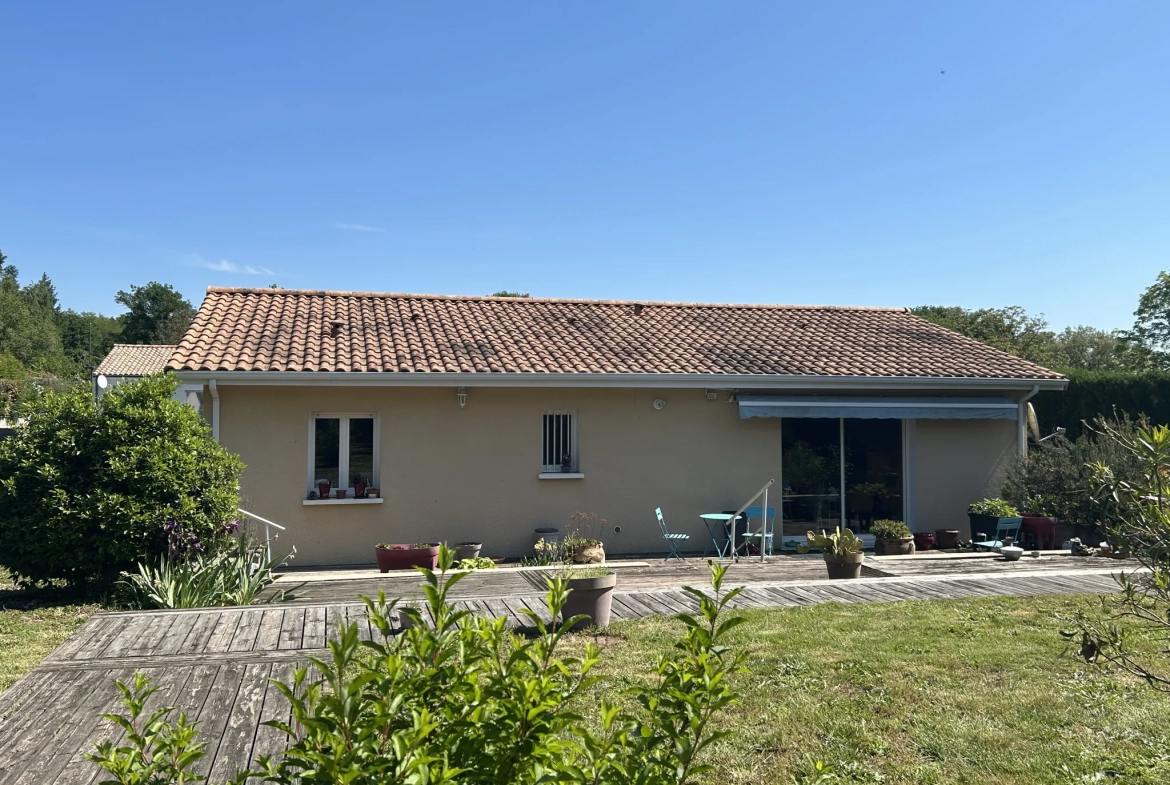 Maison de plain-pied à Bazas avec 3 chambres, terrasse et garage 