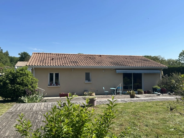 Maison de plain-pied à Bazas avec 3 chambres, terrasse et garage