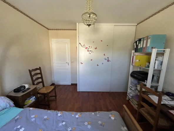 Maison de plain-pied à Bazas avec 3 chambres, terrasse et garage 
