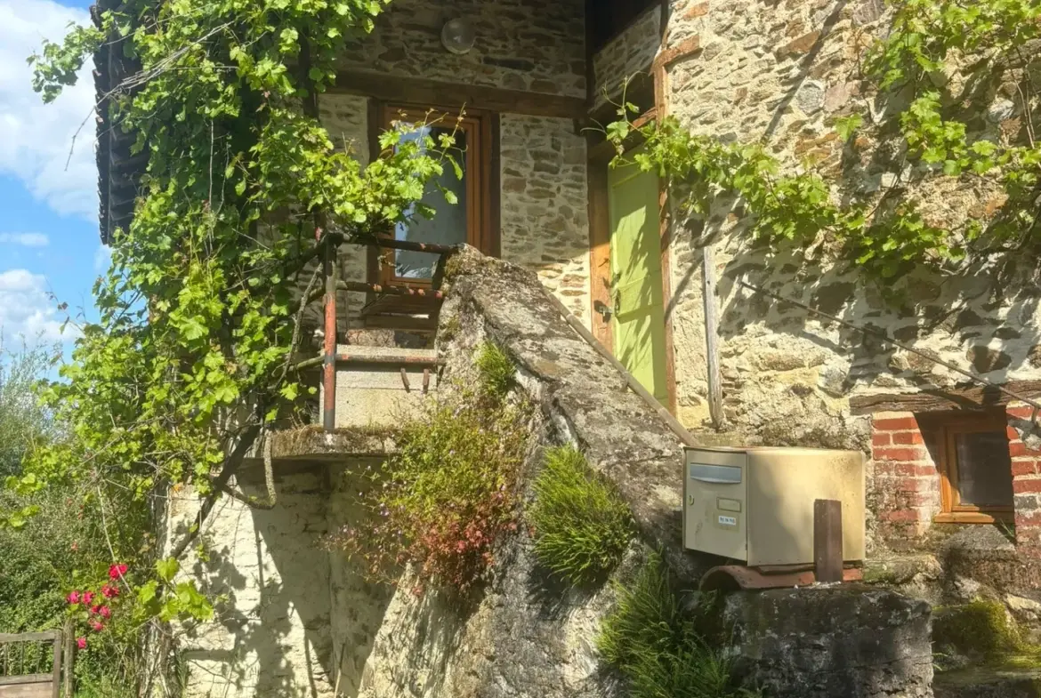 Maison authentique avec vue dans un hameau à Maurs, 115 m², jardin, proche commodités 