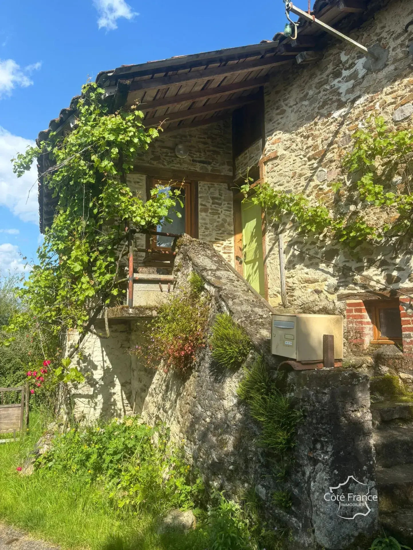 Maison authentique avec vue dans un hameau à Maurs, 115 m², jardin, proche commodités 