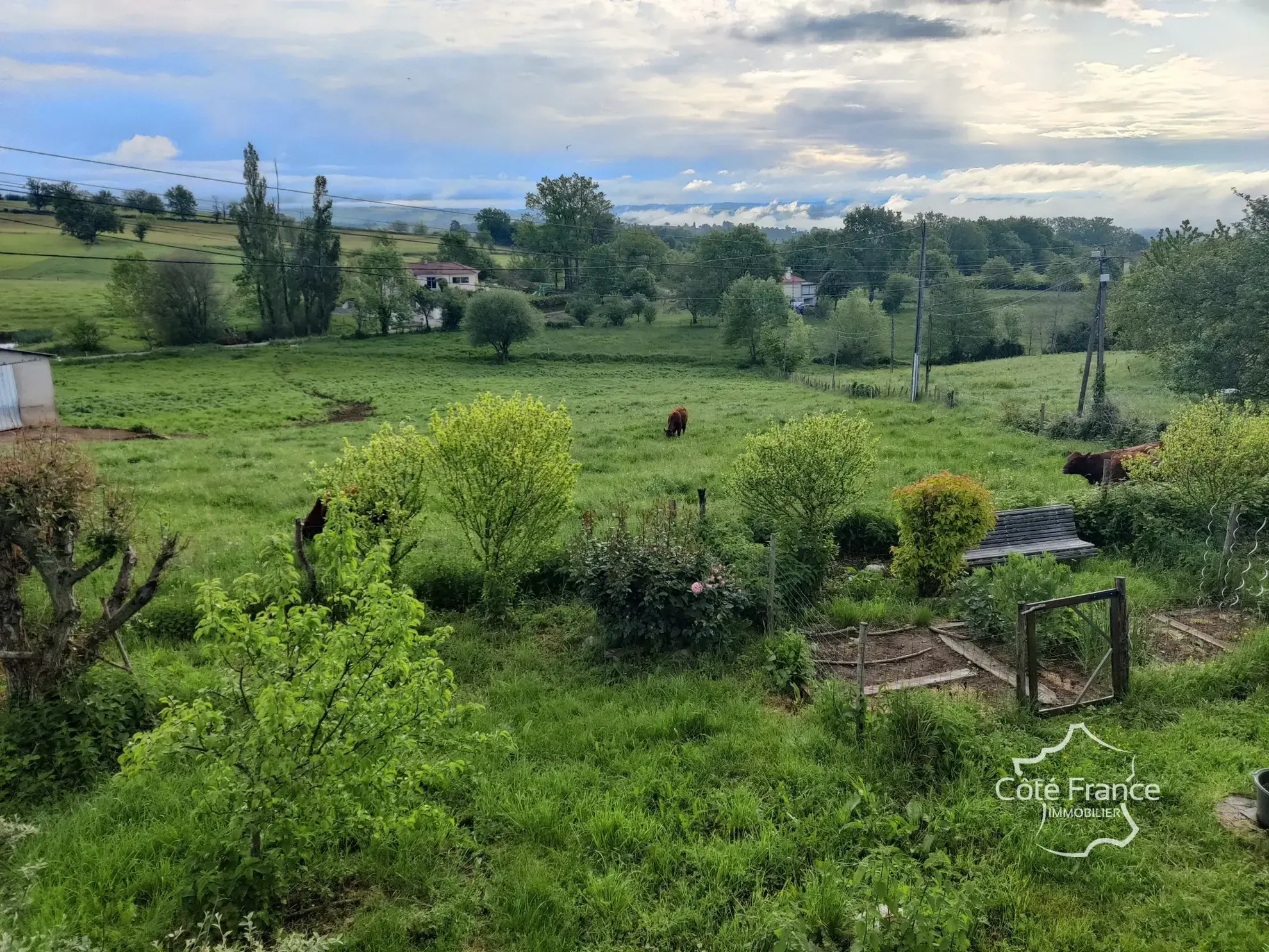 Maison authentique avec vue dans un hameau à Maurs, 115 m², jardin, proche commodités 