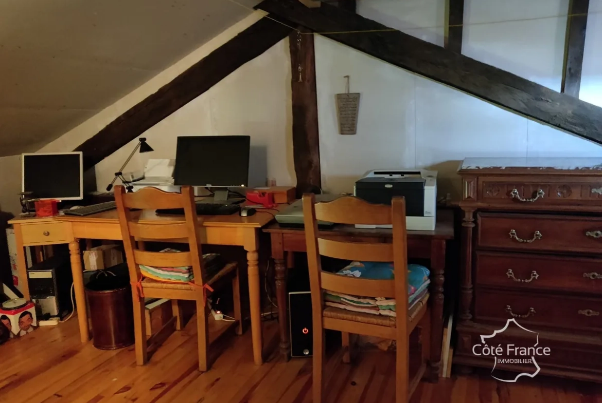 Maison authentique avec vue dans un hameau à Maurs, 115 m², jardin, proche commodités 