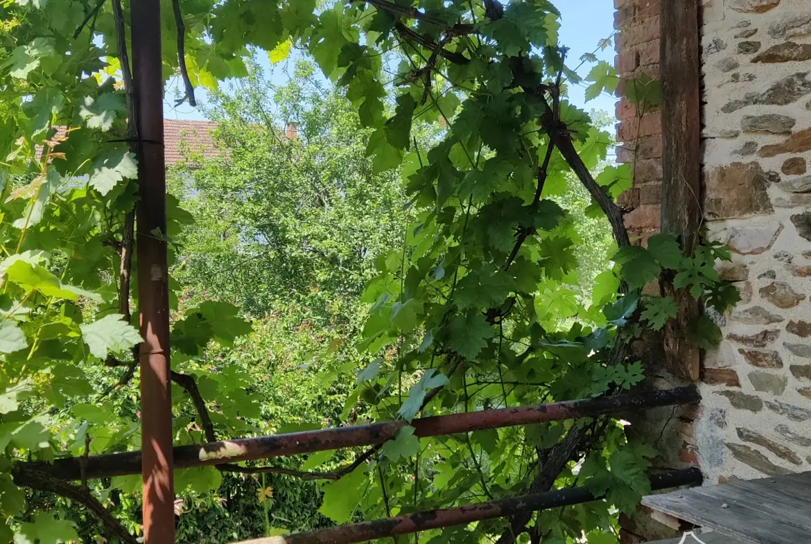 Maison authentique avec vue dans un hameau à Maurs, 115 m², jardin, proche commodités 