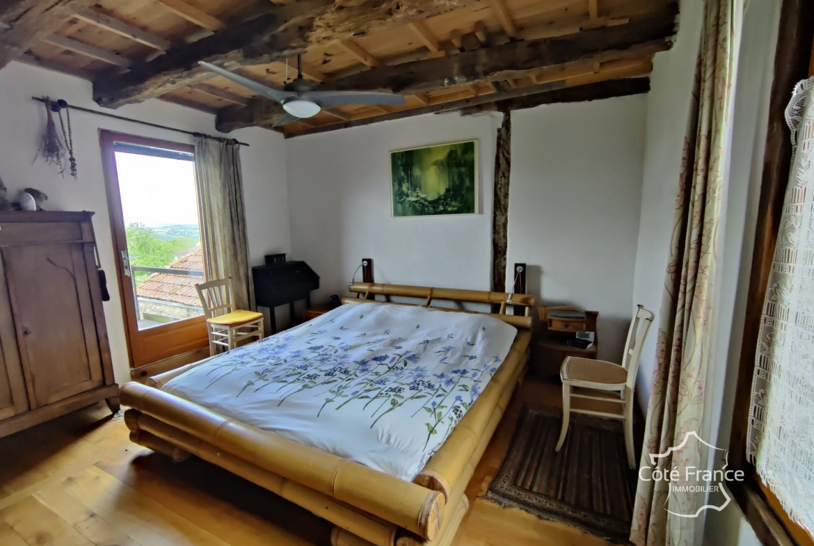 Maison authentique avec vue dans un hameau à Maurs, 115 m², jardin, proche commodités 