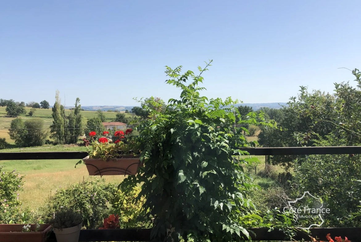 Maison authentique avec vue dans un hameau à Maurs, 115 m², jardin, proche commodités 
