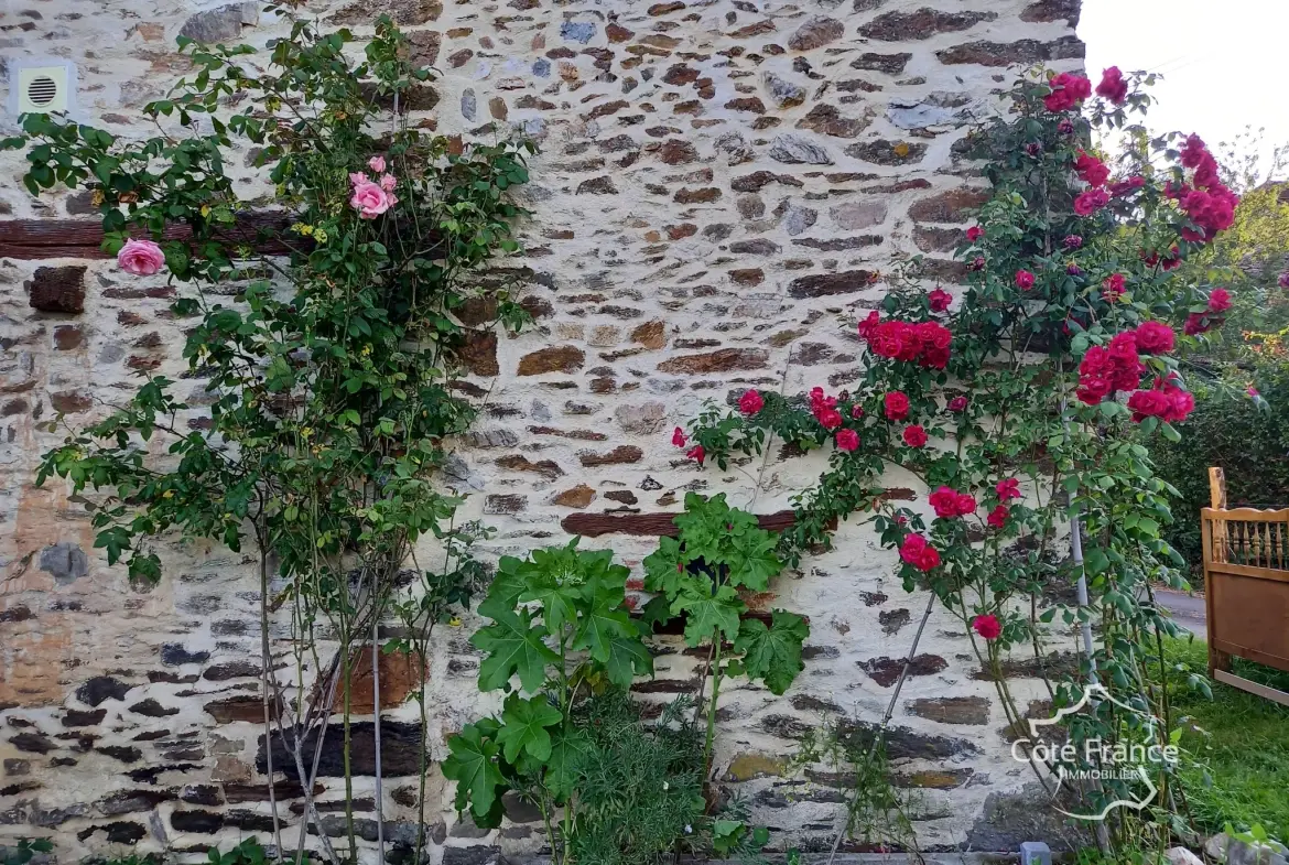 Maison authentique avec vue dans un hameau à Maurs, 115 m², jardin, proche commodités 
