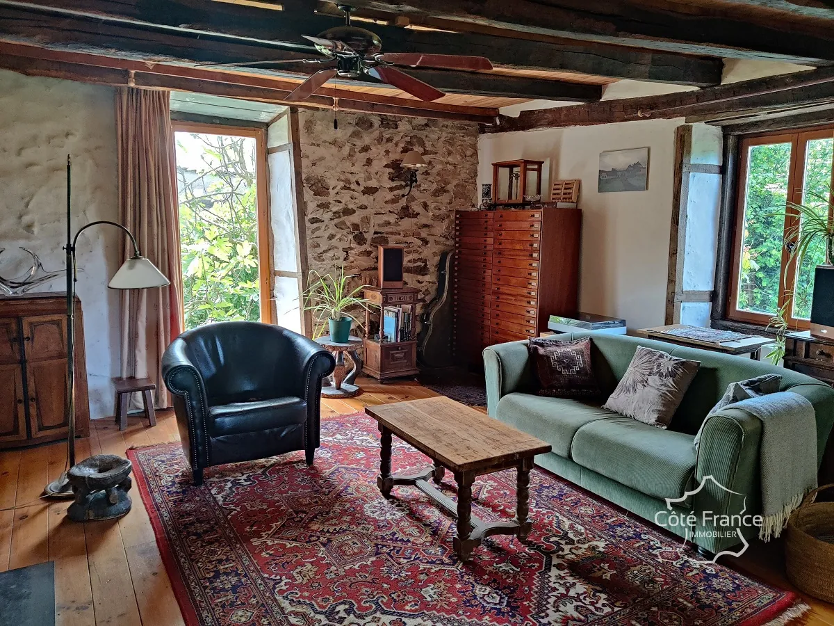 Maison authentique avec vue dans un hameau à Maurs, 115 m², jardin, proche commodités 
