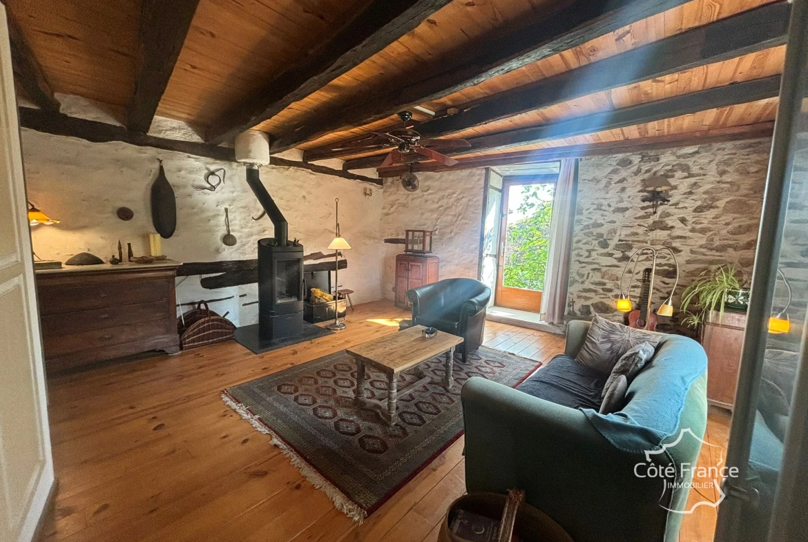 Maison authentique avec vue dans un hameau à Maurs, 115 m², jardin, proche commodités 