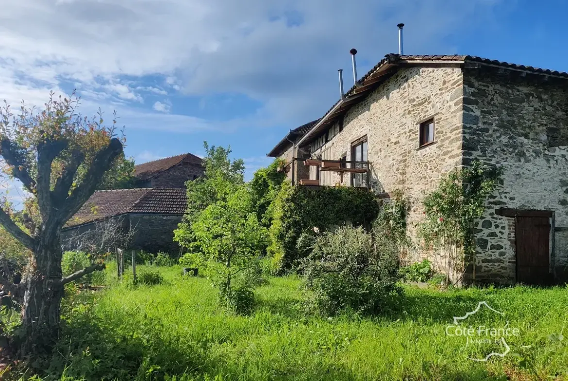Maison authentique avec vue dans un hameau à Maurs, 115 m², jardin, proche commodités 