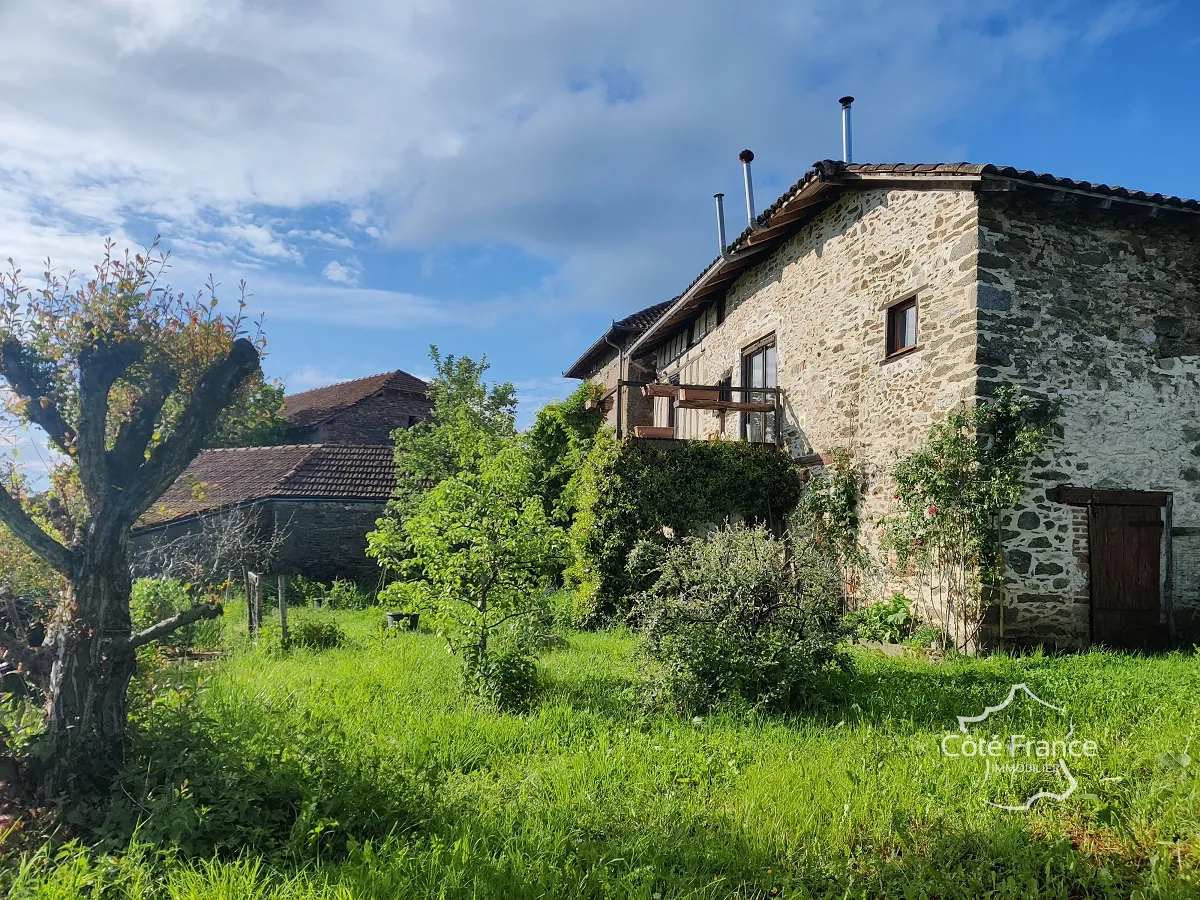 Maison authentique avec vue dans un hameau à Maurs, 115 m², jardin, proche commodités 