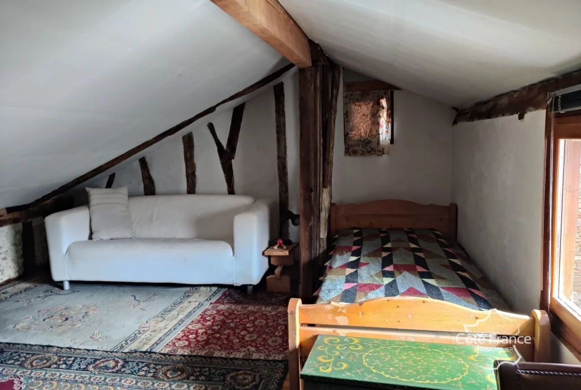 Maison authentique avec vue dans un hameau à Maurs, 115 m², jardin, proche commodités 
