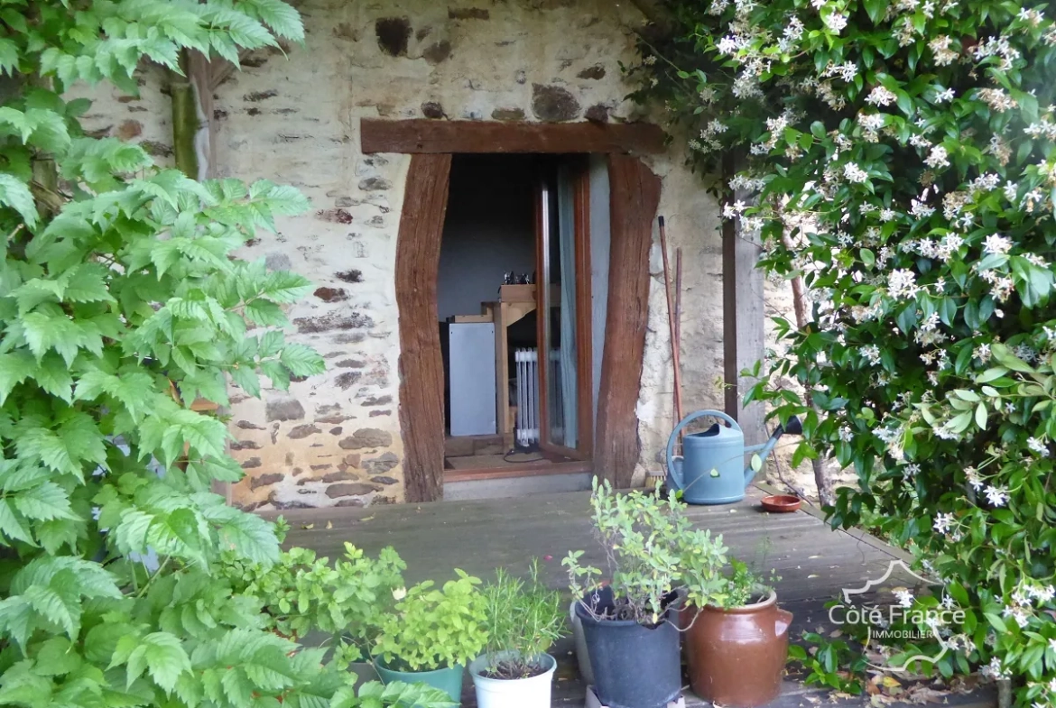 Maison authentique avec vue dans un hameau à Maurs, 115 m², jardin, proche commodités 
