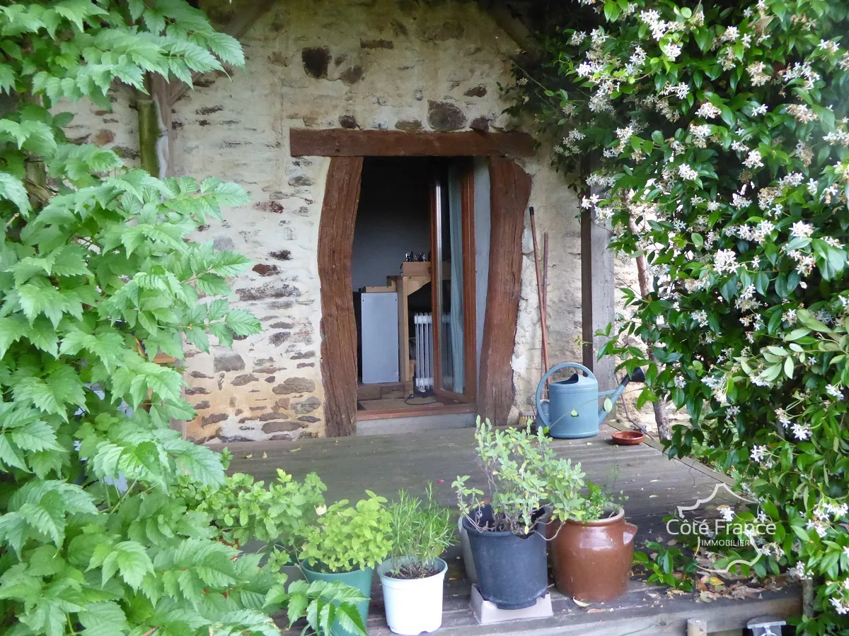 Maison authentique avec vue dans un hameau à Maurs, 115 m², jardin, proche commodités 