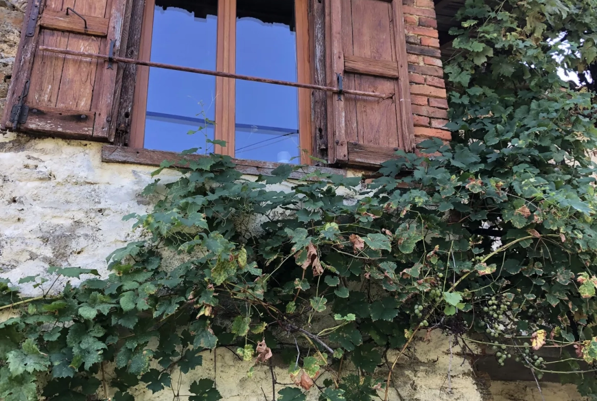 Maison authentique avec vue dans un hameau à Maurs, 115 m², jardin, proche commodités 
