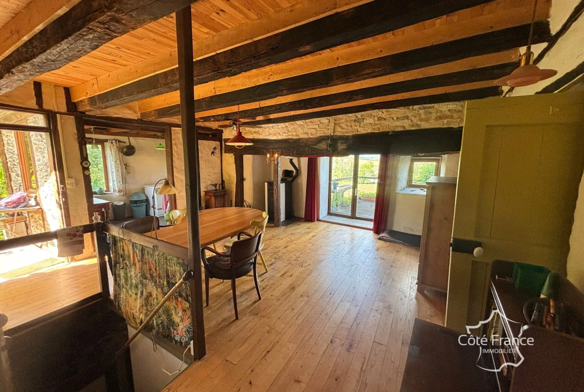 Maison authentique avec vue dans un hameau à Maurs, 115 m², jardin, proche commodités 