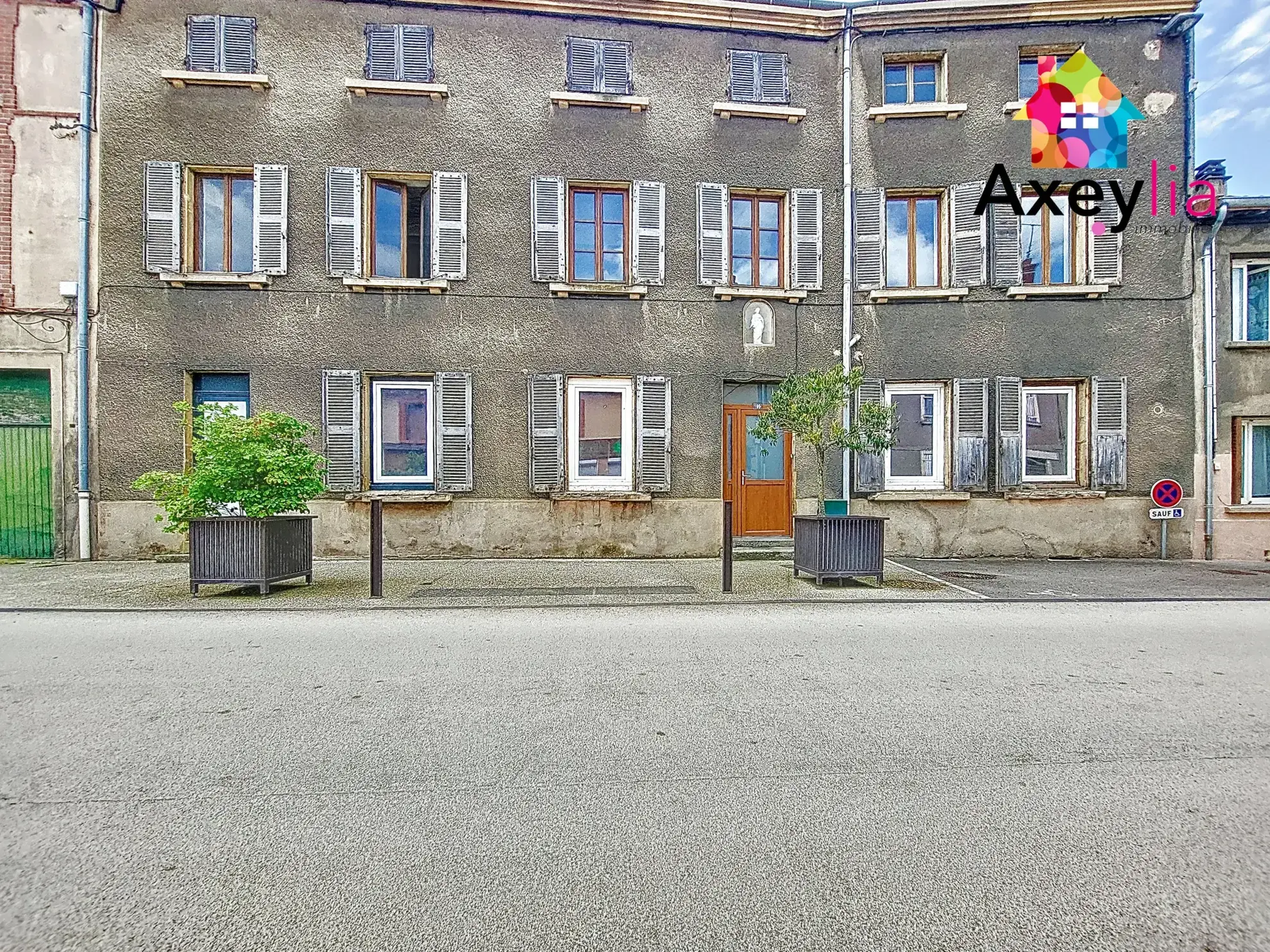 Grande maison de village à réhabiliter avec terrain clos à La Pacaudière 