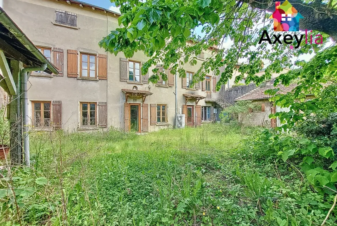 Grande maison de village à réhabiliter avec terrain clos à La Pacaudière 